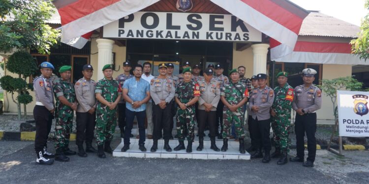 Koramil 04 Pangkalan Kuras Bawa Kue Ulang Tahun ke Polsek, Rayakan HUT Bhayangkara ke-79 Bersama