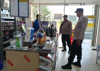 Polsek Kerumutan Patroli di Indomaret, Jaga Keamanan Masyarakat