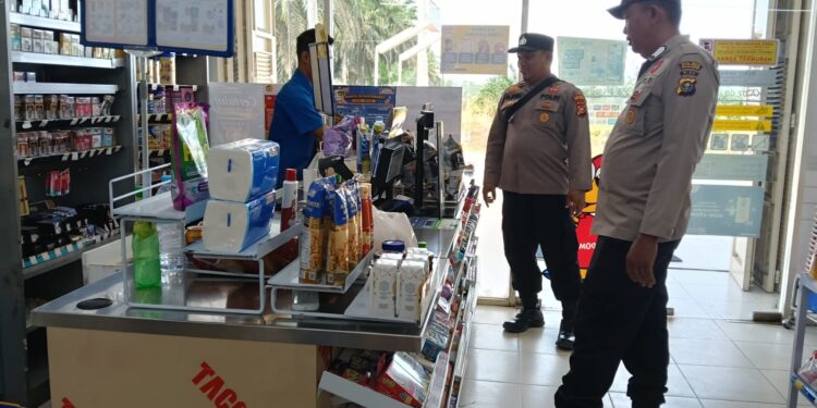 Polsek Kerumutan Patroli di Indomaret, Jaga Keamanan Masyarakat