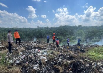 Kebakaran Lahan di TPA Sorek Satu Tak Terdeteksi DLK, Regu Gabungan Turun Padamkan Api