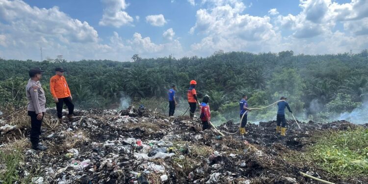 Kebakaran Lahan di TPA Sorek Satu Tak Terdeteksi DLK, Regu Gabungan Turun Padamkan Api
