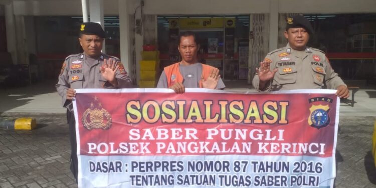 Polsek Pangkalan Kerinci Sosialisasikan Saber Pungli di Titik Keramaian Kota