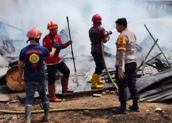 Polisi Gerak Cepat Tangani Kebakaran 14 Kios di Pasar Kuala Semundam, Pelalawan