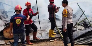 Polisi Gerak Cepat Tangani Kebakaran 14 Kios di Pasar Kuala Semundam, Pelalawan