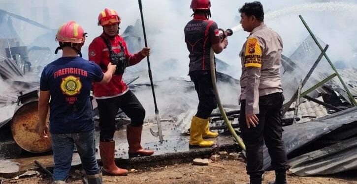 Polisi Gerak Cepat Tangani Kebakaran 14 Kios di Pasar Kuala Semundam, Pelalawan