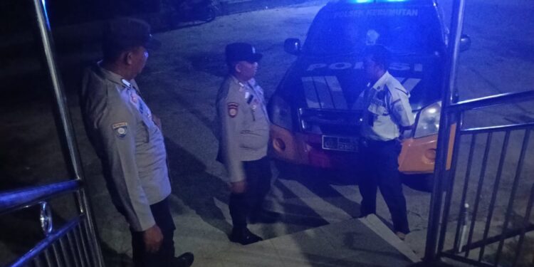 Polsek Kerumutan Gelar Patroli Blue Light, Sasar Objek Vital hingga Pusat Keramaian