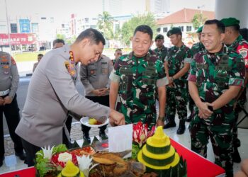 Syukuran, TNI Beri Kejutan di Hari Bhayangkara ke-79 Kepada Polres Metro Tangerang Kota