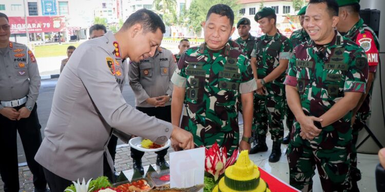 Syukuran, TNI Beri Kejutan di Hari Bhayangkara ke-79 Kepada Polres Metro Tangerang Kota