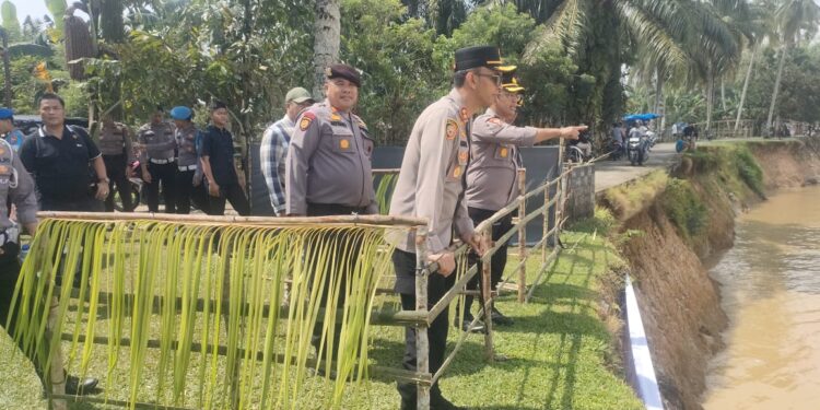 Kapolres Kuatan Singingi Memastikan Kesiapan Akhir Lokasi Pacu Jalur Rayon III Digelar di Tepian Rajo Pauh Angit