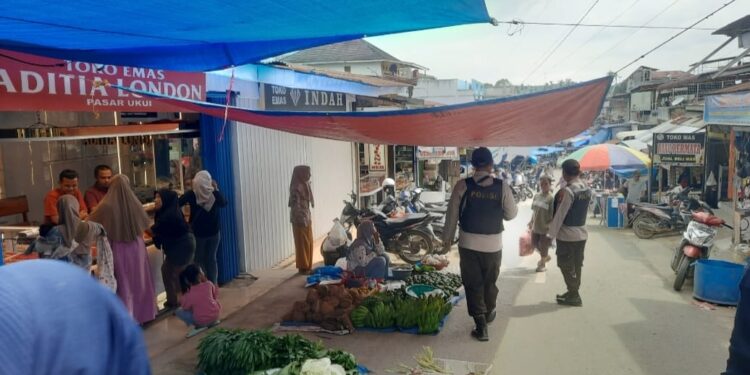 Polsek Ukui Sambangi Pasar, Ajak Masyarakat Waspada dan Peduli Keamanan