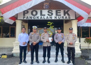 Kapolda Riau Serahkan Bibit Pohon Buah untuk Personel yang Berulang Tahun