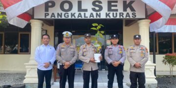 Kapolda Riau Serahkan Bibit Pohon Buah untuk Personel yang Berulang Tahun