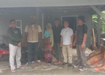 Seorang Warga Terharu Dan Berterima Kasih Kepada Kades Sepang Mendapatkan Rehab Rumah