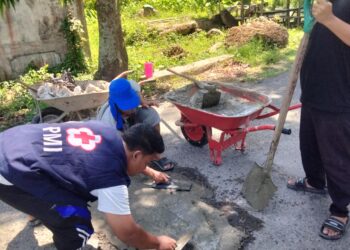 Relawan PMI Langsa Pakai Dana Pribadi Tambal Jalan Berlubang