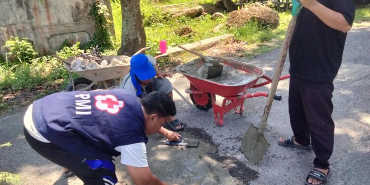 Relawan PMI Langsa Pakai Dana Pribadi Tambal Jalan Berlubang