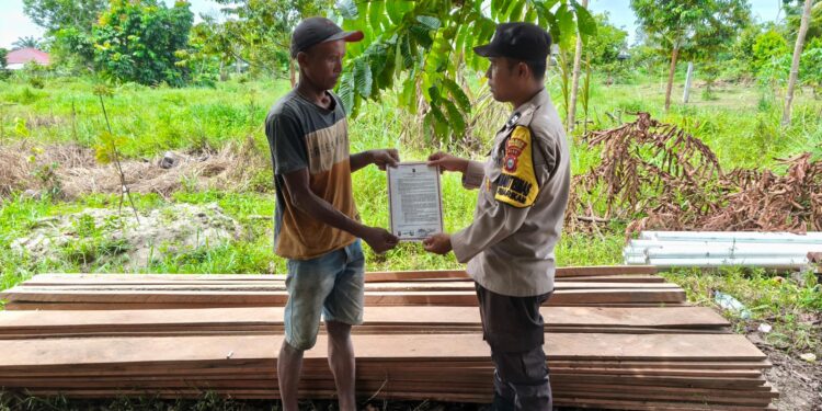 Bhabinkamtibmas Langgam Sambangi Warga, Sebarkan Maklumat Karhutla dan Gaungkan Pesan Kamtibmas