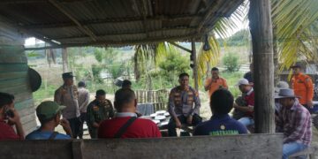 Kapolsek Pangkalan Kuras Tinjau Lahan Jagung di Pelalawan, Dukung Ketahanan Pangan Nasional