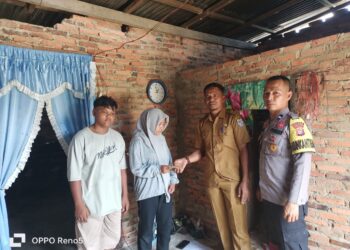 Bhabinkamtibmas Polsek Kerumutan Bantu Pelajar Yatim Lanjut Sekolah