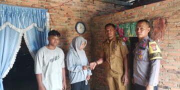 Bhabinkamtibmas Polsek Kerumutan Bantu Pelajar Yatim Lanjut Sekolah