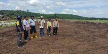 Polsek Pangkalan Kuras Tinjau Lahan Penanaman Jagung Serentak, Dukung Ketahanan Pangan Nasional