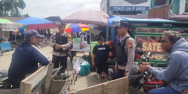 Polsek Ukui Patroli Pasar, Warga Diedukasi dan Diimbau Waspada Kriminalitas