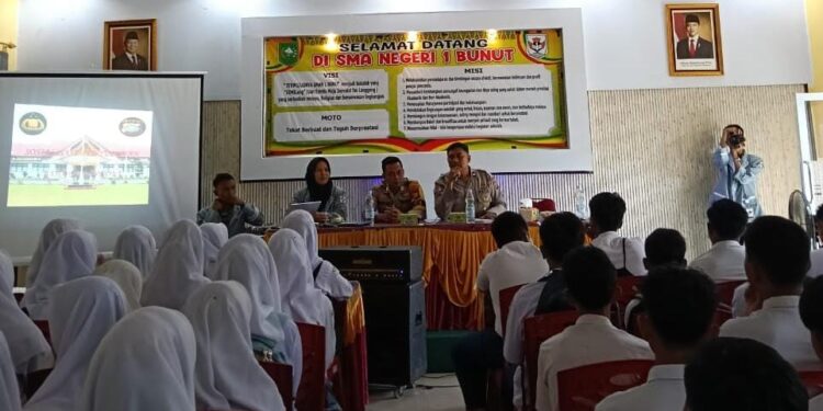 Cegah sejak Dini, Polsek Bunut Beri Penyuluhan Narkoba Kepada Siswa Baru SMAN 1