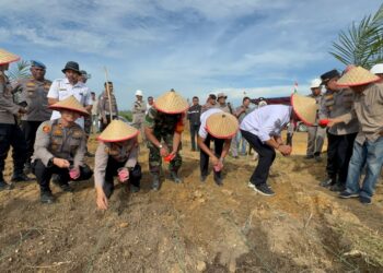 Polres Kuantan Singingi dan PT Kebun Pantai Raja Gelar Penanaman Jagung Serentak Dukung Ketahanan Pangan Nasional
