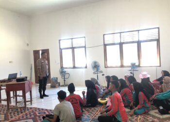 Bhabinkamtibmas Polsek Langgam Sosialisasikan Bahaya Narkoba dan Judi Online ke Pelajar