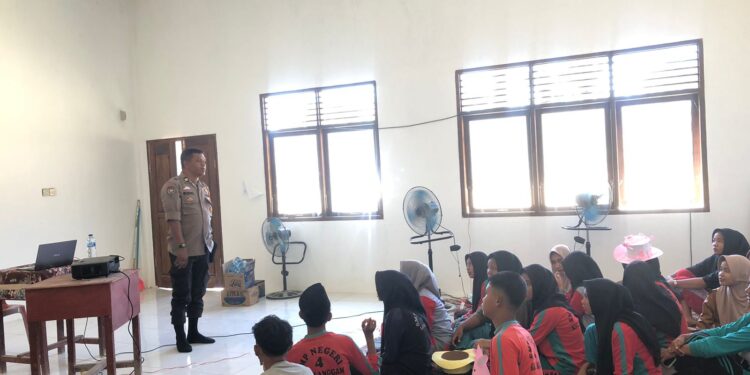 Bhabinkamtibmas Polsek Langgam Sosialisasikan Bahaya Narkoba dan Judi Online ke Pelajar