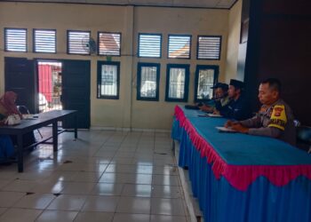 Bhabinkamtibmas Hadiri Rapat Keamanan Desa di Kerumutan, Sampaikan Pesan Kamtibmas