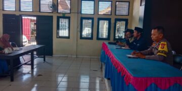 Bhabinkamtibmas Hadiri Rapat Keamanan Desa di Kerumutan, Sampaikan Pesan Kamtibmas