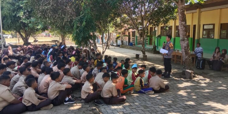 Polsek Bunut Beri Penyuluhan Bahaya Narkoba dan Pergaulan Bebas ke Pelajar SMPN 2 Bunut
