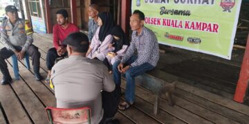 Polsek Kuala Kampar Dengarkan Aspirasi Warga dalam Jum’at Curhat di Warung Pelabuhan