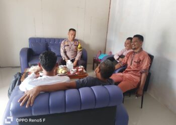 Sambangi Warga di Kerumutan, Bhabinkamtibmas Aipda Masnur Ajak Jaga Kamtibmas dan Waspadai Hoaks