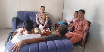 Sambangi Warga di Kerumutan, Bhabinkamtibmas Aipda Masnur Ajak Jaga Kamtibmas dan Waspadai Hoaks