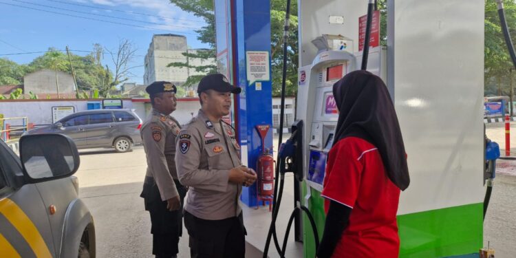 Polsek Pangkalan Kerinci Gelar Patroli di SPBU dan Pusat Perbelanjaan, Pantau Aktivitas Masyarakat