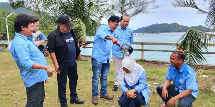 Anggota Muda PWI Sabang Dilepas Tugas dengan Ritual Siram Bunga