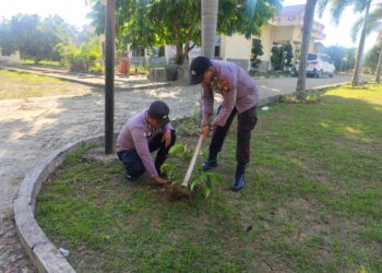 Polsek Pangkalan Lesung Polres Pelalawan Perkuat Komitmen Lingkungan Lewat Penanaman Bibit Pohon
