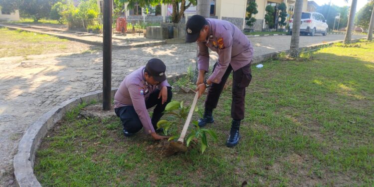Polsek Pangkalan Lesung Polres Pelalawan Perkuat Komitmen Lingkungan Lewat Penanaman Bibit Pohon