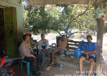 Bhabinkamtibmas Kelurahan Langgam Sambangi Warga, Tekankan Pentingnya Bijak Bermedsos dan Jaga Kamtibmas