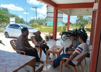 Ciptakan Desa Aman, Bhabinkamtibmas Sambangi Warga Pangkalan Panduk