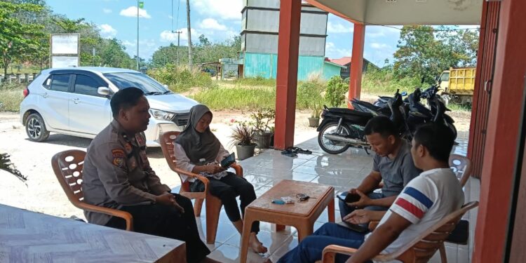 Ciptakan Desa Aman, Bhabinkamtibmas Sambangi Warga Pangkalan Panduk