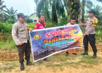 Cegah Karhutla, Bhabinkamtibmas Ukui Sisir Wilayah Rawan dan Edukasi Warga