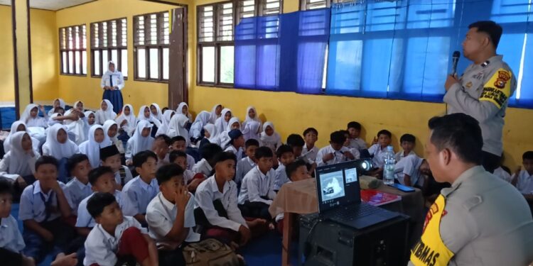 Polsek Bunut Beri Penyuluhan Bahaya Narkotika kepada Siswa Baru SMPN 1 Bunut