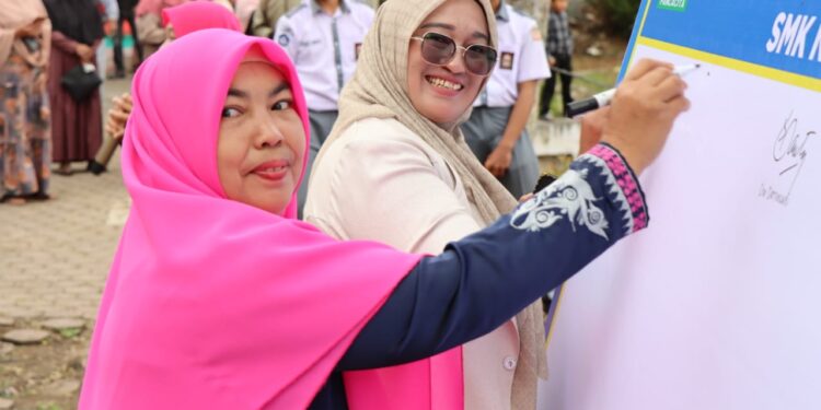 Wakil Ketua II DPRK Susilawati Jadi Pembina Upacara Di SMK Negeri 5 Takengon