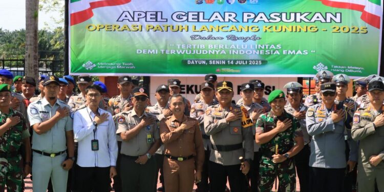 Pasi Ops Kodim 0322/Siak Hadiri Apel Gelar Pasukan Operasi Patuh Lancang Kuning 2025 Polres Siak Dukung Tertib Lalu Lintas