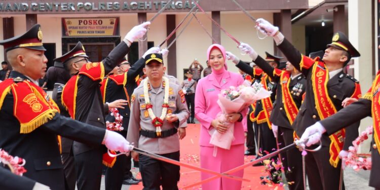 Tradisi Pedang Pora Dan Tari Guel Warnai Lepas Sambut Kapolres Aceh Tengah