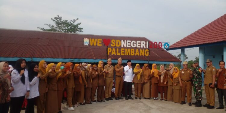 Upacara Dan Pembagian Seragam Sekolah Negeri 200 Palembang 