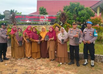 Polsek Pangkalan Kerinci Tanam Pohon Buah di Sekolah, Dukung Program Kapolda Riau