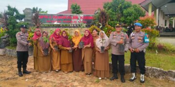 Polsek Pangkalan Kerinci Tanam Pohon Buah di Sekolah, Dukung Program Kapolda Riau